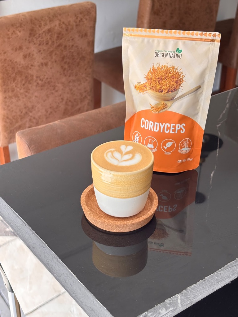 Latte servido junto a cordyceps