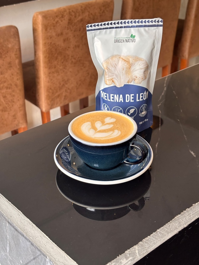Latte servido junto a melena de león